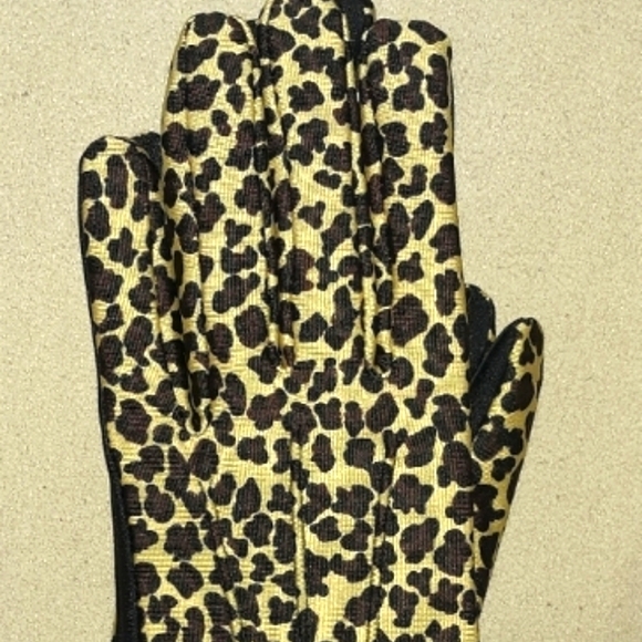 SALE!!🥰🧤Leopard Isotoner Gloves!🐆 - Picture 11 of 12